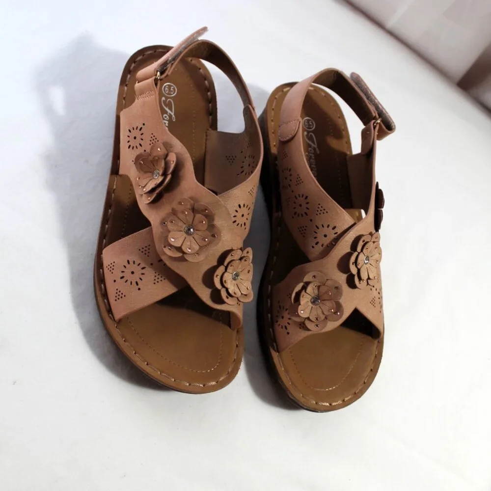 Forever Comfort Tan/Beige Sandals w/ Flowers, Size 6.5, Like New